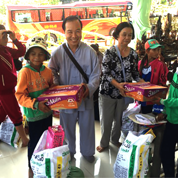 Ban lãnh đạo công ty trao quà cho các hộ nghèo ở Xã Đức Bình, Huyện Tánh Linh, Bình Thuận.